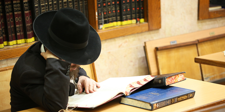 jewish-man-stusy-torah
