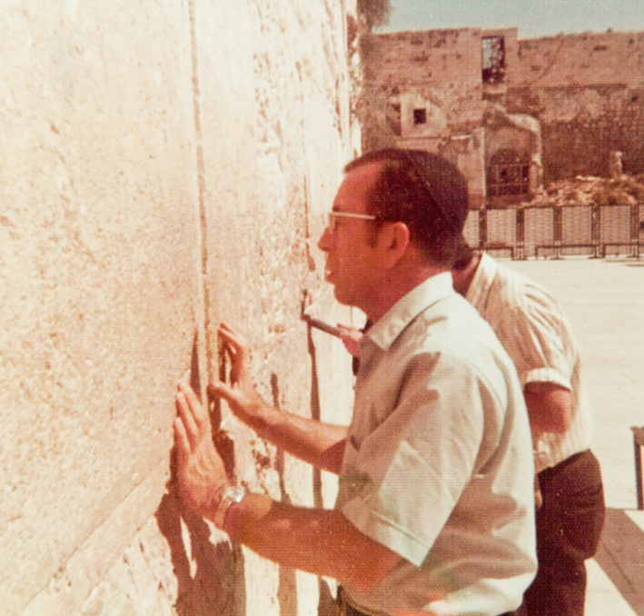 הרב צבי אריה רוזנפלד זל מתפלל בכותל המערבי