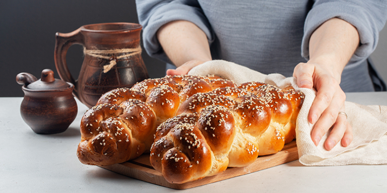 כשאדם קם בבוקר ומתפלל ברכות השחר, אחר כך נוטל ידיו ומברך את הברכה על האוכל