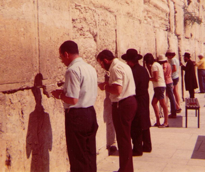 Rabino Zvi Aryeh Rosenfeld z ”l rezando en el Kotel