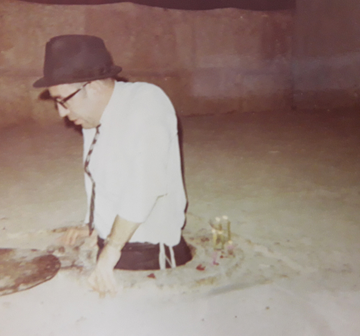 Rabino Zvi Aryeh Rosenfeld z ”l en la tumba de Shmuel Hanavi, el Profeta Samuel.