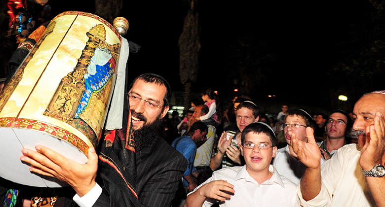 זה הכוח של שמחת תורה, תיהנו עד שתרגישו שאתם רוצים לרקוד!