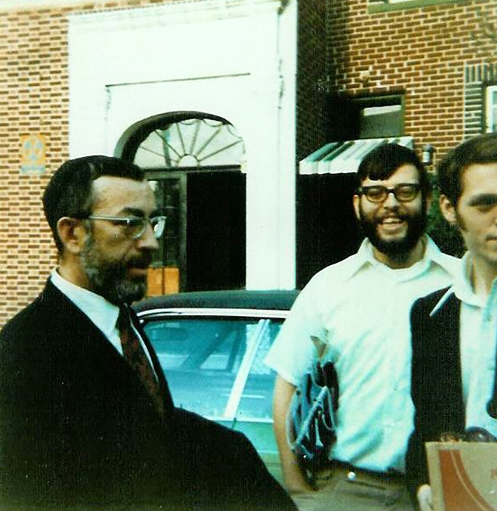 El rabino Zvi Aryeh Rosenfeld z ”l en los EE. UU. Con sus estudiantes