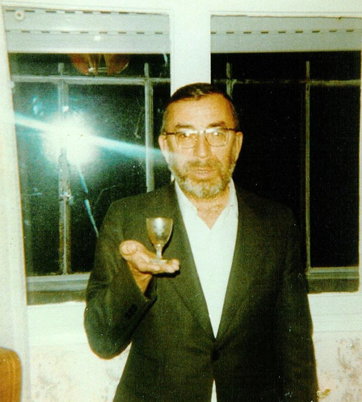 El rabino Zvi Aryeh Rosenfeld z ”l sosteniendo la copa Kidush original que pertenecía a Rebe Najman