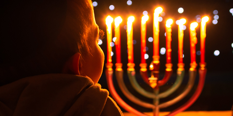 התבוננו על נרות חנוכה ושרפו את כל התפישות השקריות שלכם על עצמכם